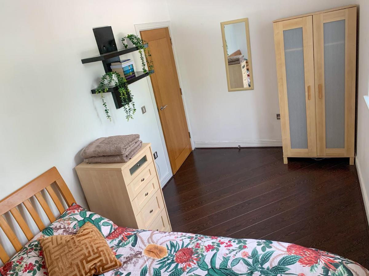 Room In Stratford With Private Bathroom And Parking London Exteriör bild