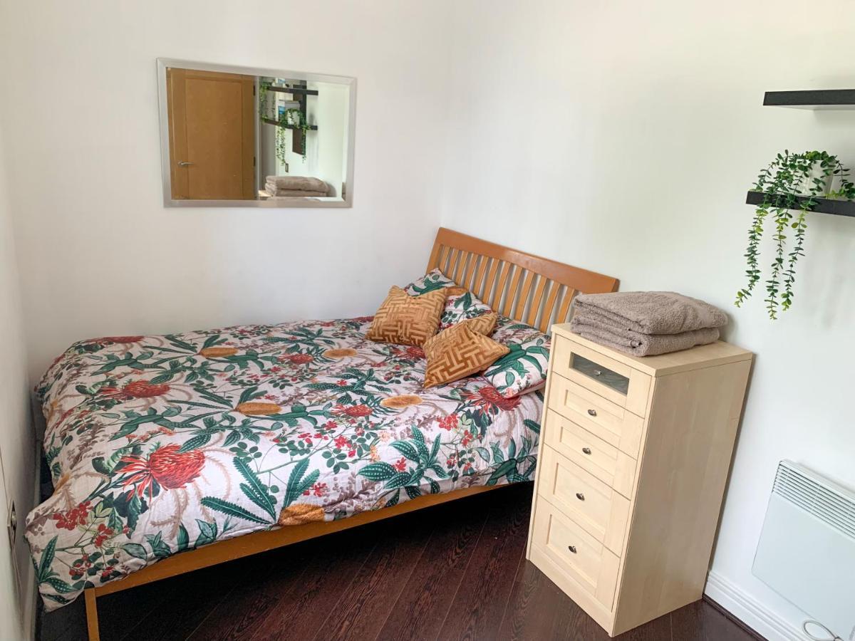 Room In Stratford With Private Bathroom And Parking London Exteriör bild